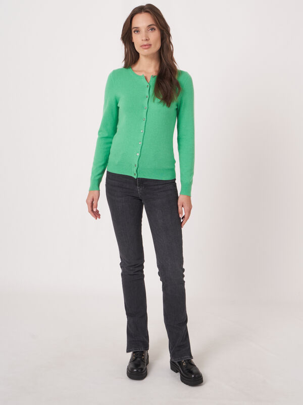 Basic Strickjacke mit Rundhalsausschnitt aus Bio-Kaschmir image number 4