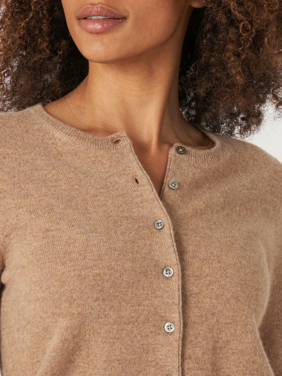 Basic-Strickjacke mit Rundhalsausschnitt aus Bio-Kaschmir image number 98