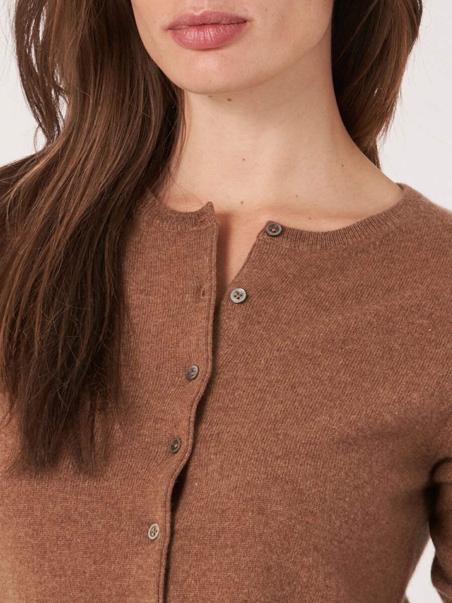 Basic-Strickjacke mit Rundhalsausschnitt aus Bio-Kaschmir image number 113