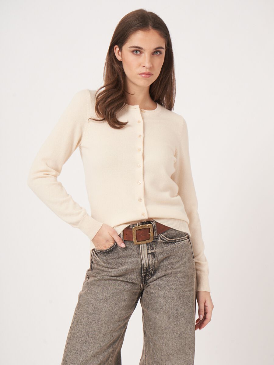 Basic-Strickjacke mit Rundhalsausschnitt aus Bio-Kaschmir image number 46