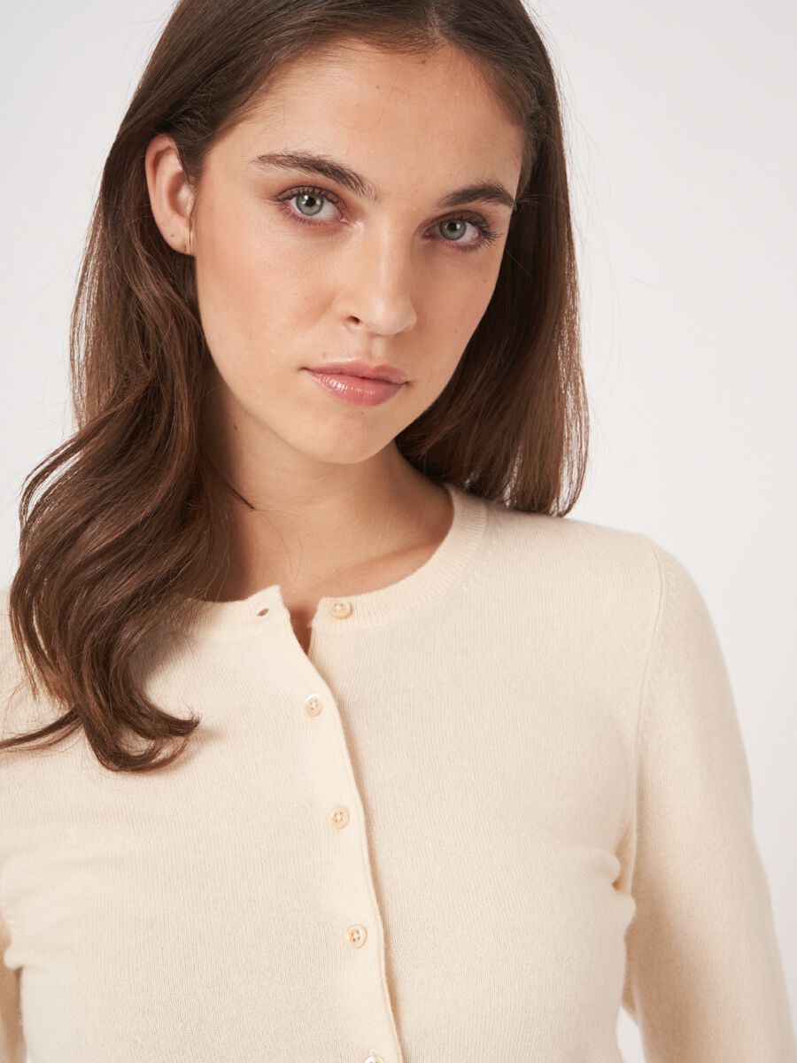 Basic-Strickjacke mit Rundhalsausschnitt aus Bio-Kaschmir image number 47