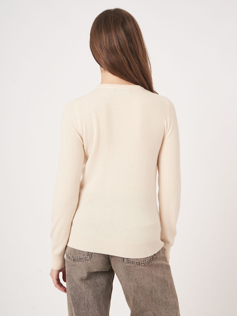 Basic-Strickjacke mit Rundhalsausschnitt aus Bio-Kaschmir image number 48