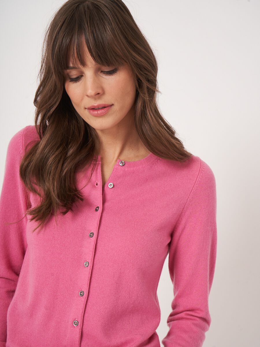 Basic-Strickjacke mit Rundhalsausschnitt aus Bio-Kaschmir image number 51