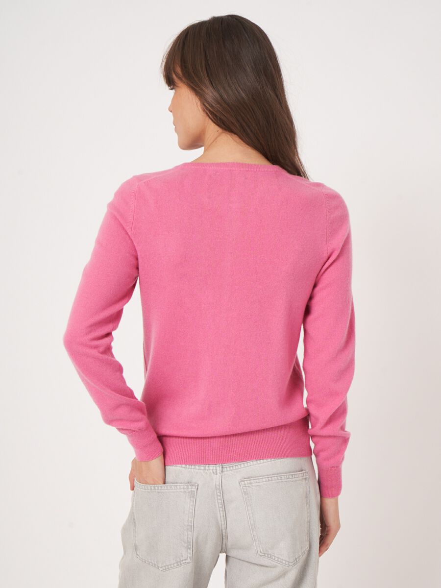 Basic-Strickjacke mit Rundhalsausschnitt aus Bio-Kaschmir image number 52