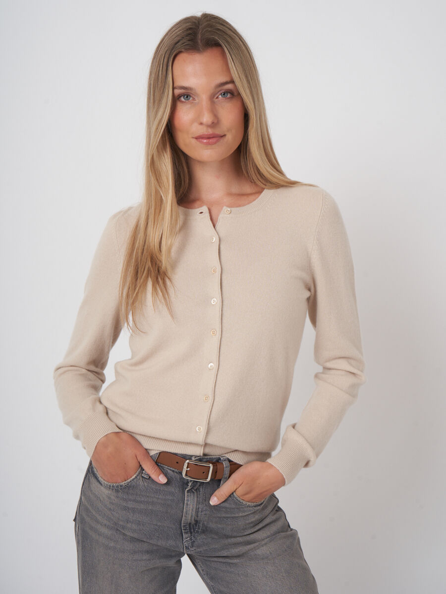 Basic-Strickjacke mit Rundhalsausschnitt aus Bio-Kaschmir image number 0