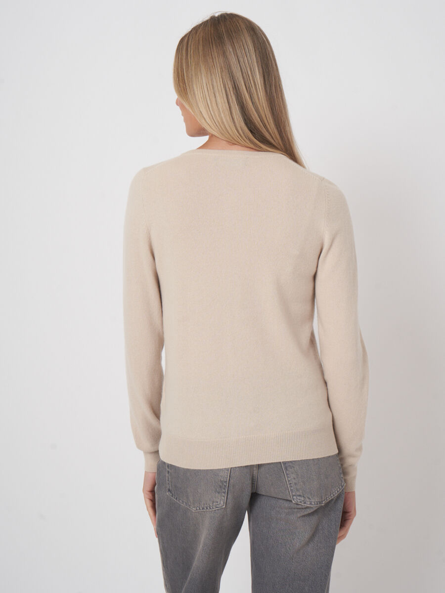 Basic-Strickjacke mit Rundhalsausschnitt aus Bio-Kaschmir image number 3