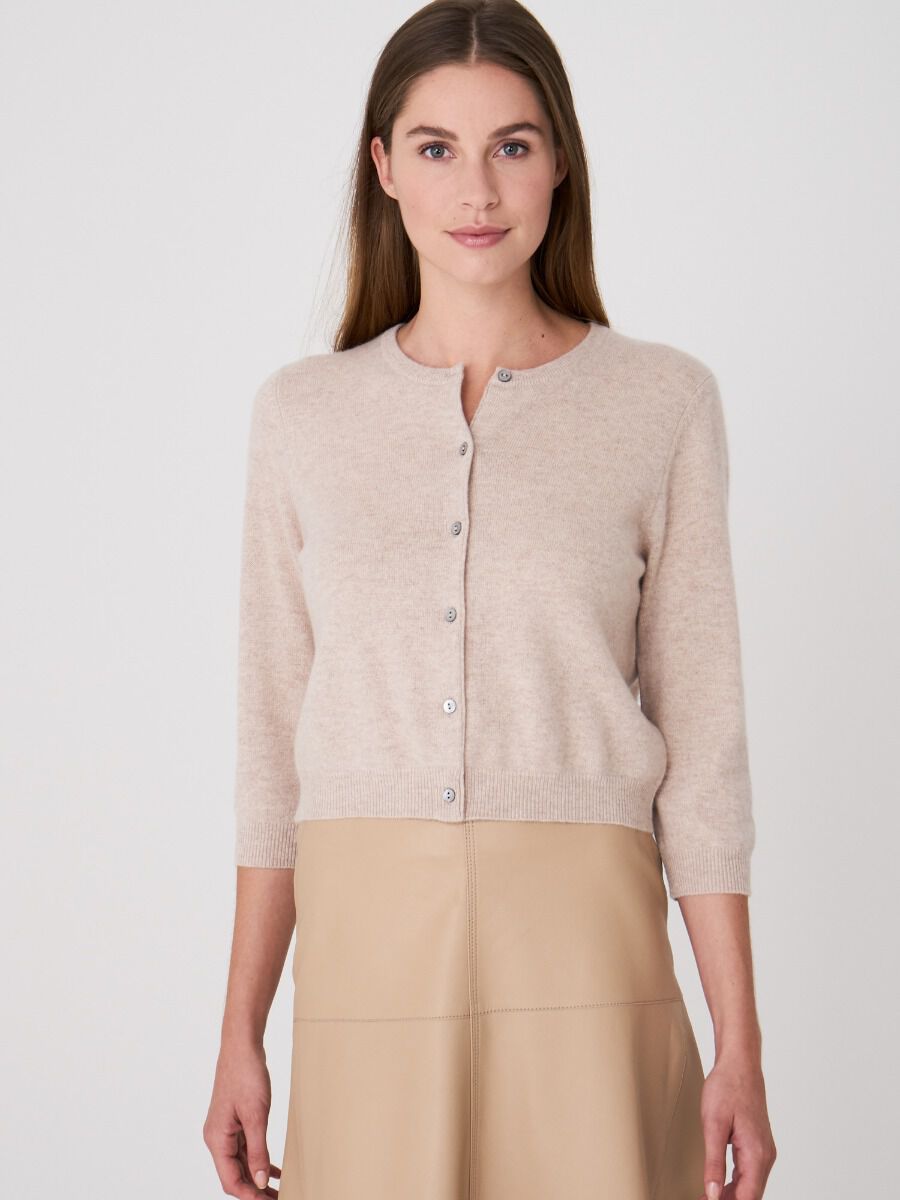 Kurzer Cardigan mit Rundhalsausschnitt aus organischem Kaschmir image number 0