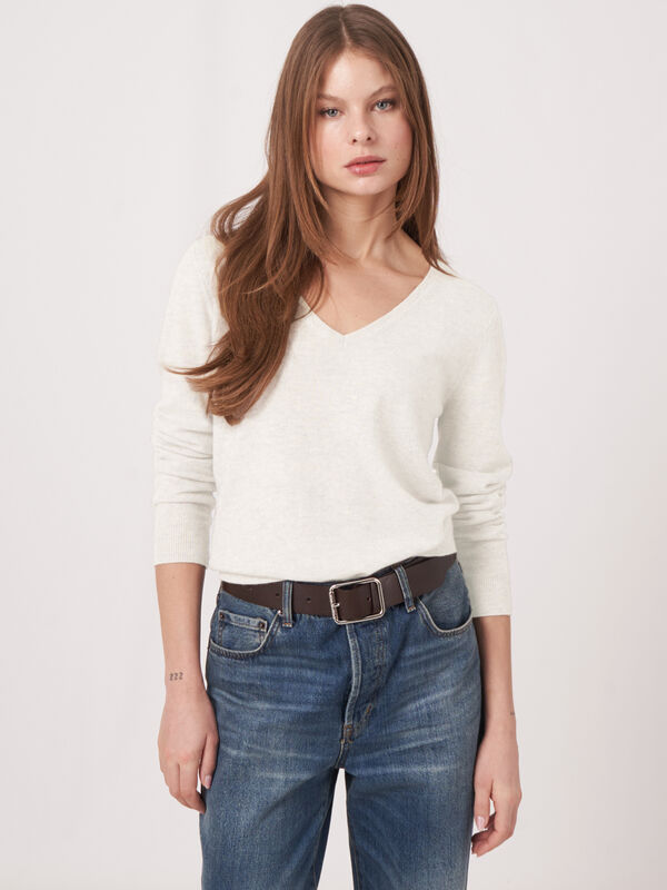 Basic organic cashmere v-neck jumper image number 1