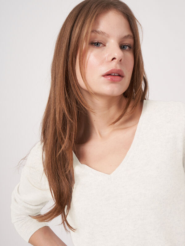 Basic organic cashmere v-neck jumper image number 2