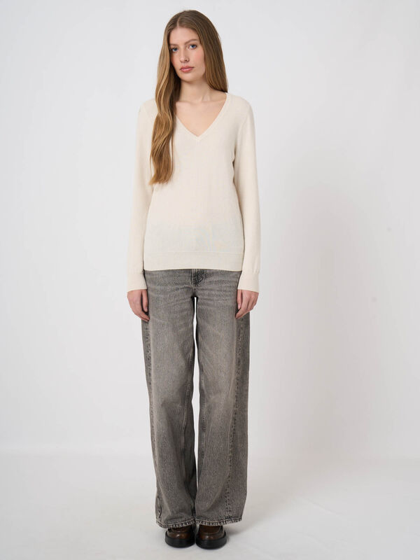 Essential 100% Kaschmir V-Ausschnitt-Pullover image number 2