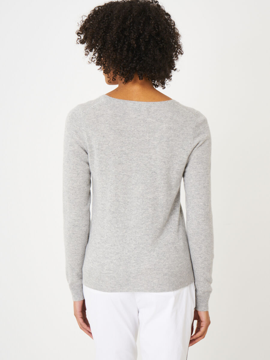 Basic organic cashmere v-neck jumper image number 81