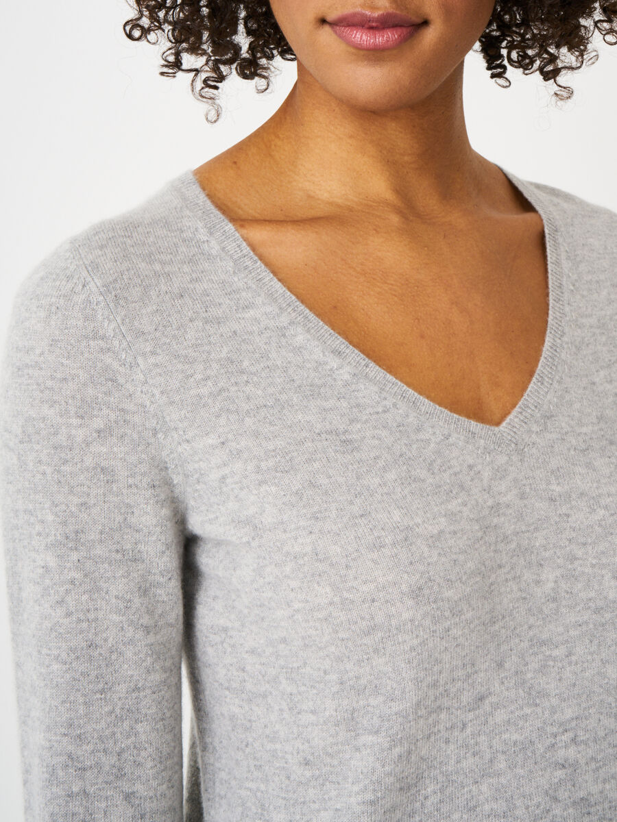 Basic organic cashmere v-neck jumper image number 82