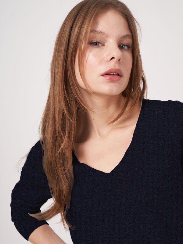 Pull cachemire col v à coupe classique image number 1