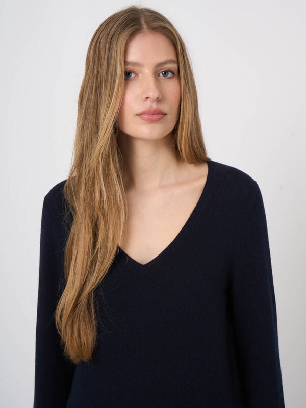 Essential 100% cashmere v-neck jumper image number 0