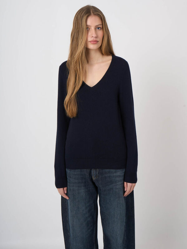 Essential 100% cashmere v-neck jumper image number 1