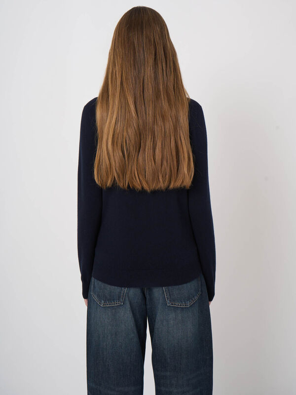 Essential 100% cashmere v-neck jumper image number 3