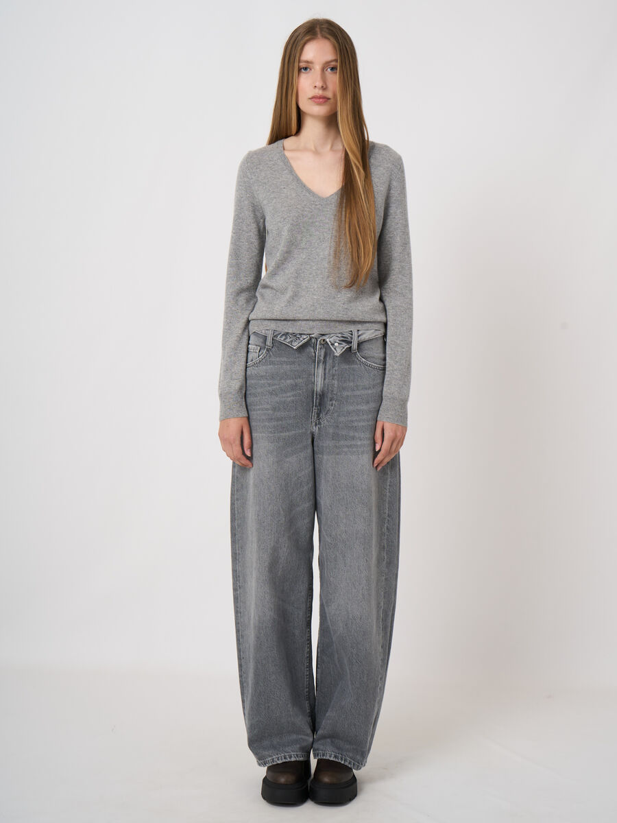 Pull col V en cachemire 100% essentiel image number 2