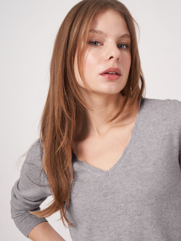 Damestrui met v-hals van organisch kasjmier image number 3