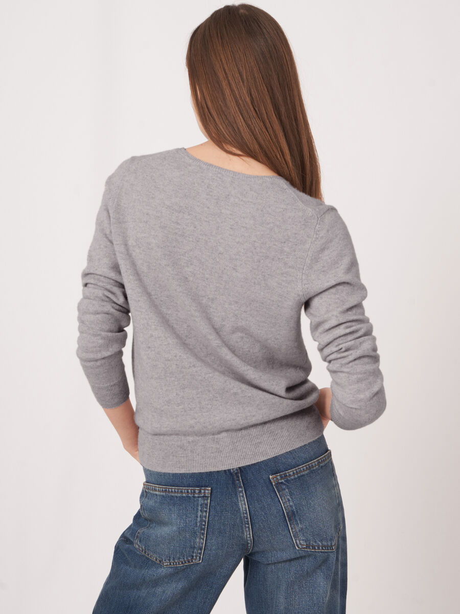 Pull cachemire col v à coupe classique image number 5