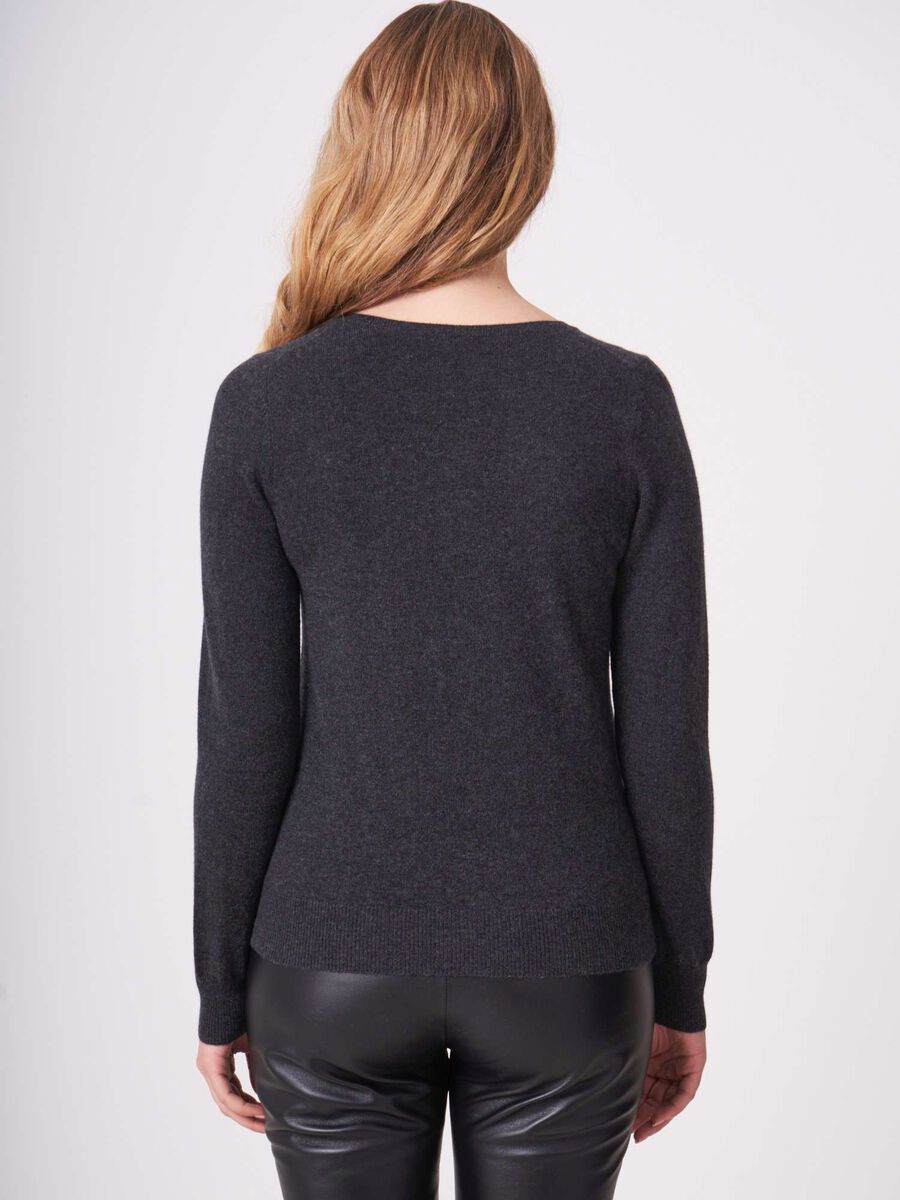 Basic organic cashmere v-neck jumper image number 85