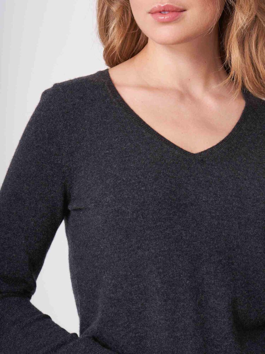 Basic organic cashmere v-neck jumper image number 86