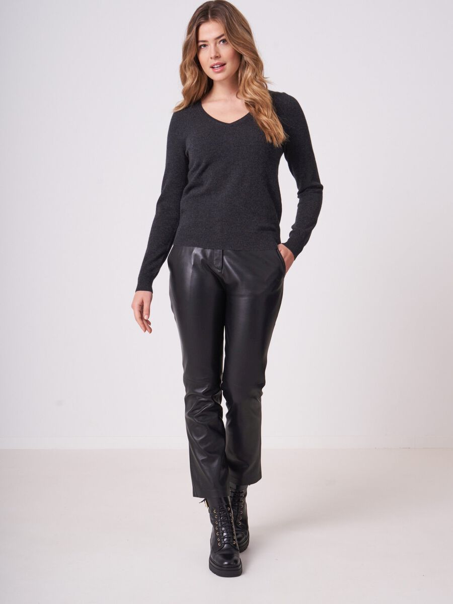 Basic organic cashmere v-neck jumper image number 87