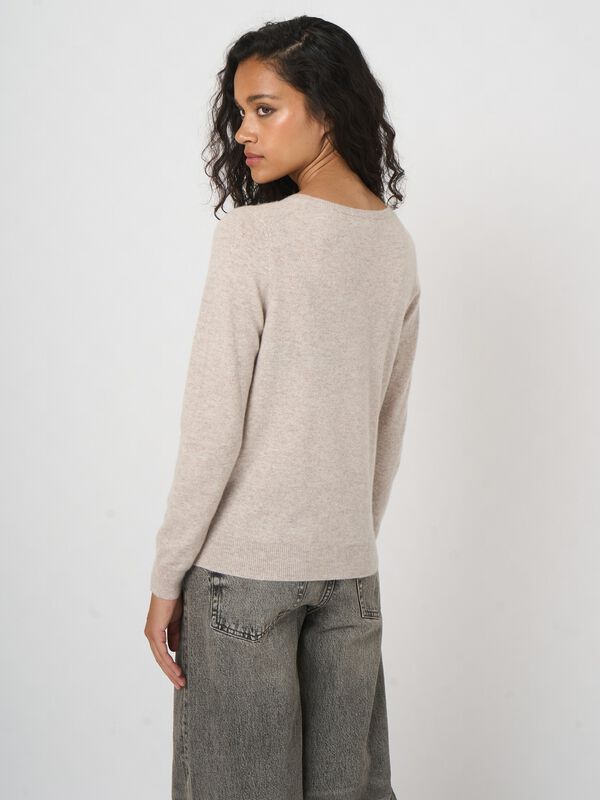 Pull cachemire col v à coupe classique image number 4