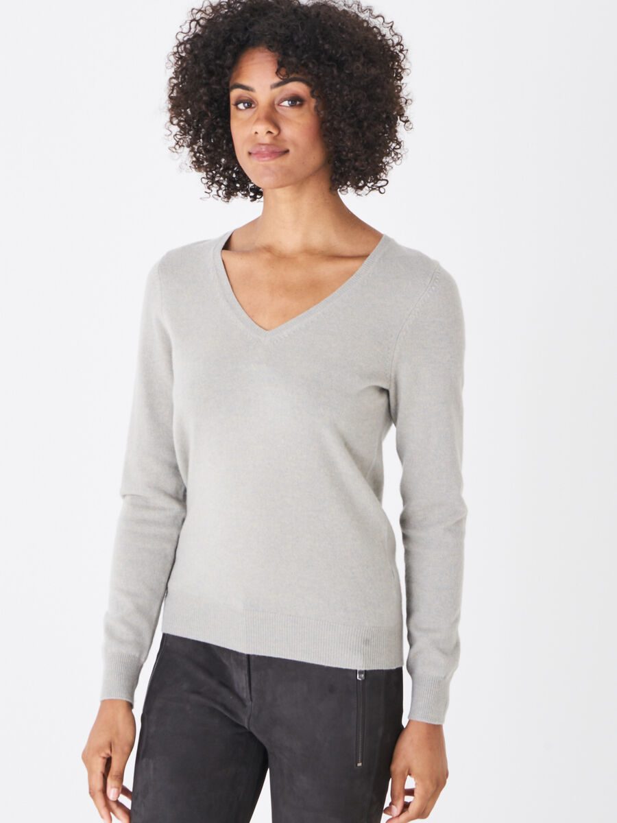 Basic organic cashmere v-neck jumper image number 92