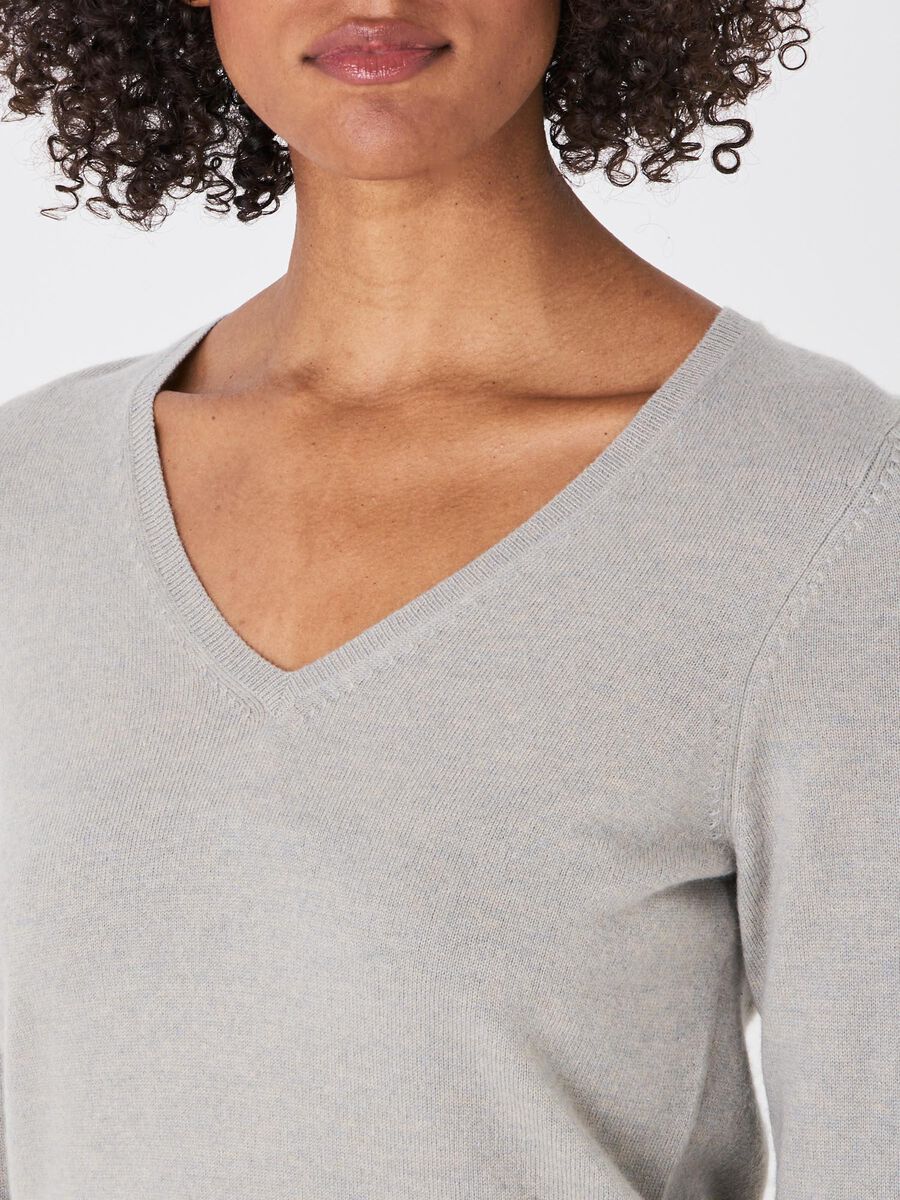 Basic organic cashmere v-neck jumper image number 94