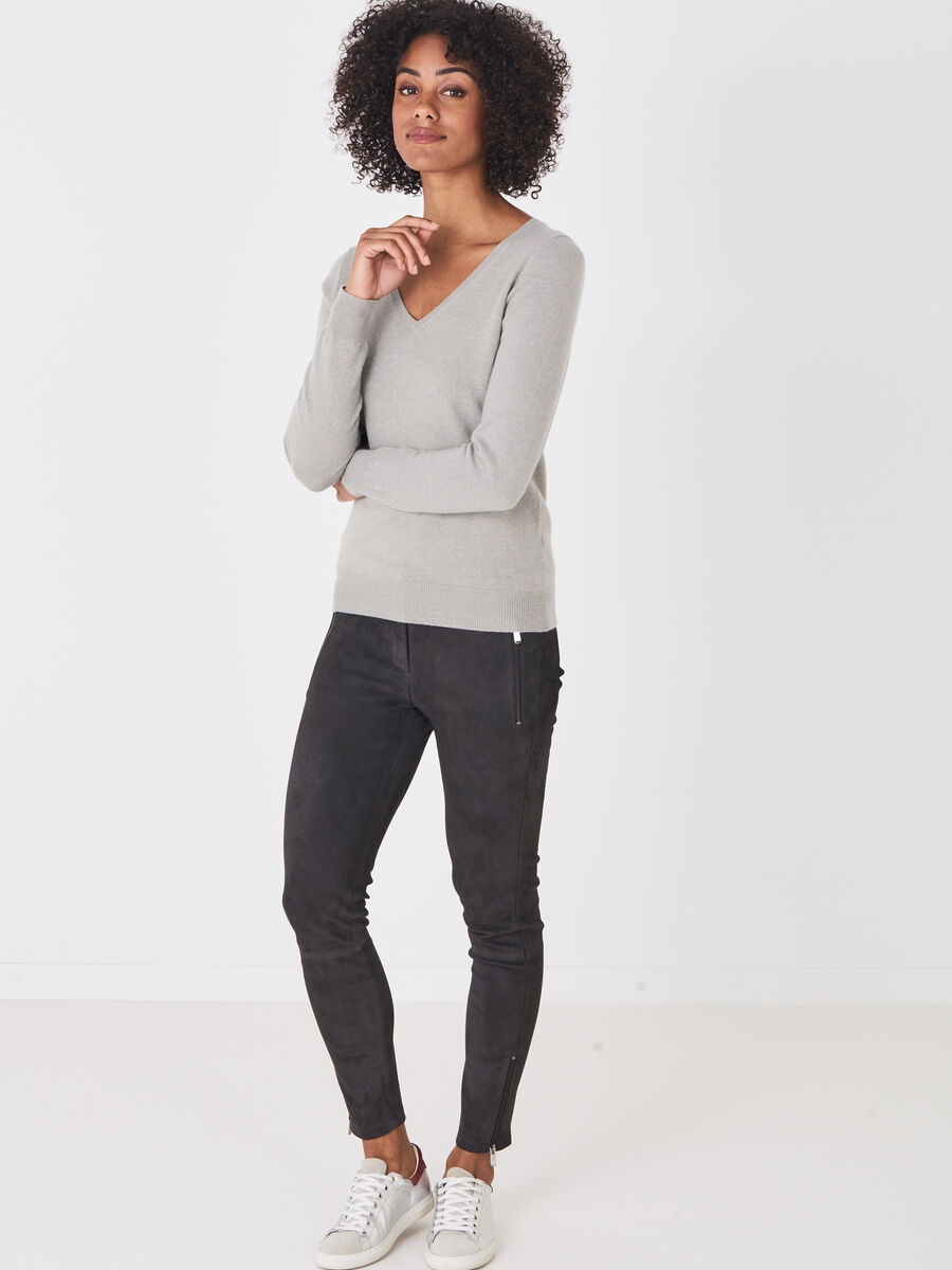 Basic organic cashmere v-neck jumper image number 95