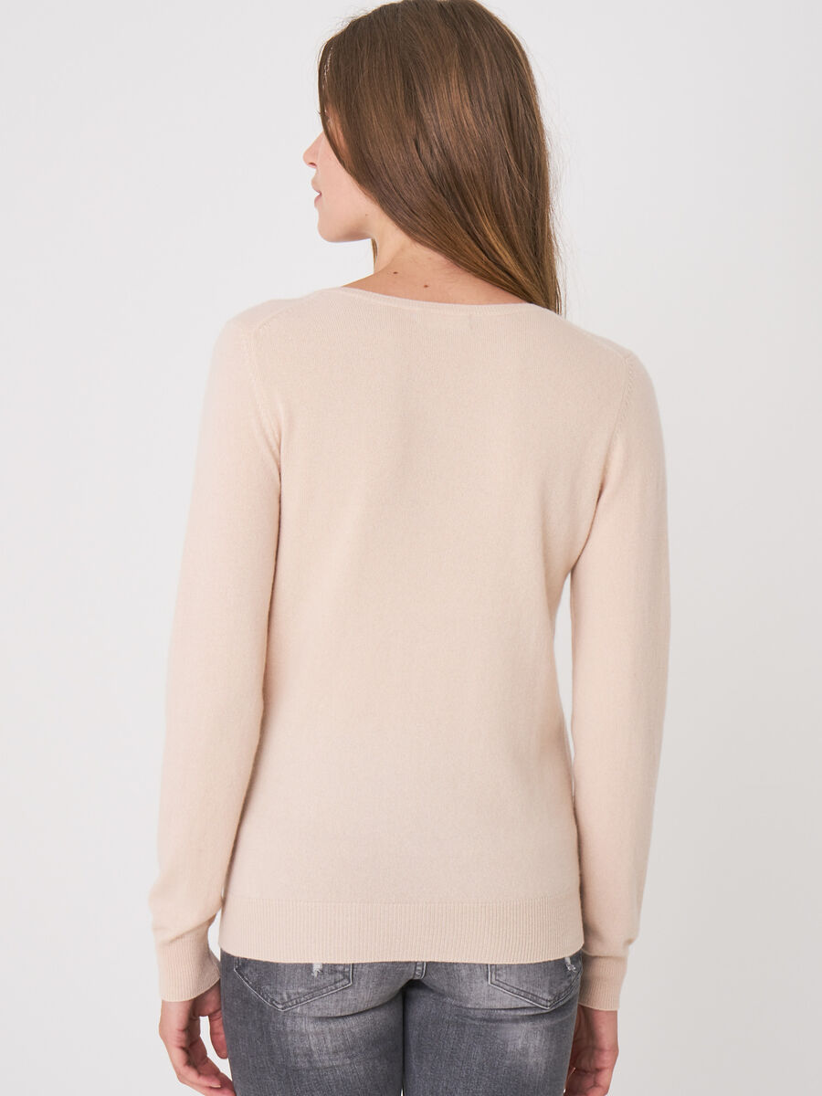 Basic organic cashmere v-neck jumper image number 97