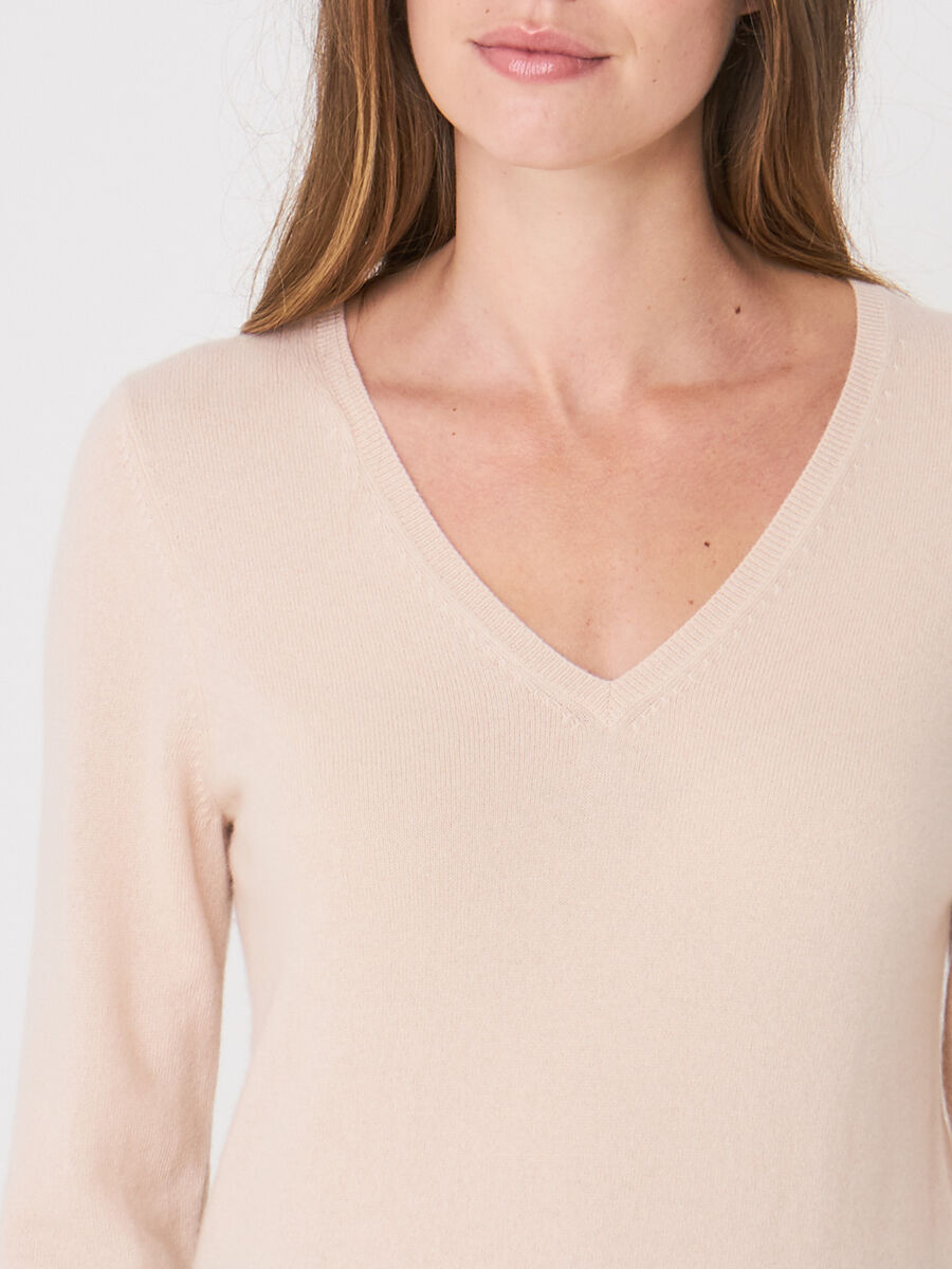 Basic organic cashmere v-neck jumper image number 98