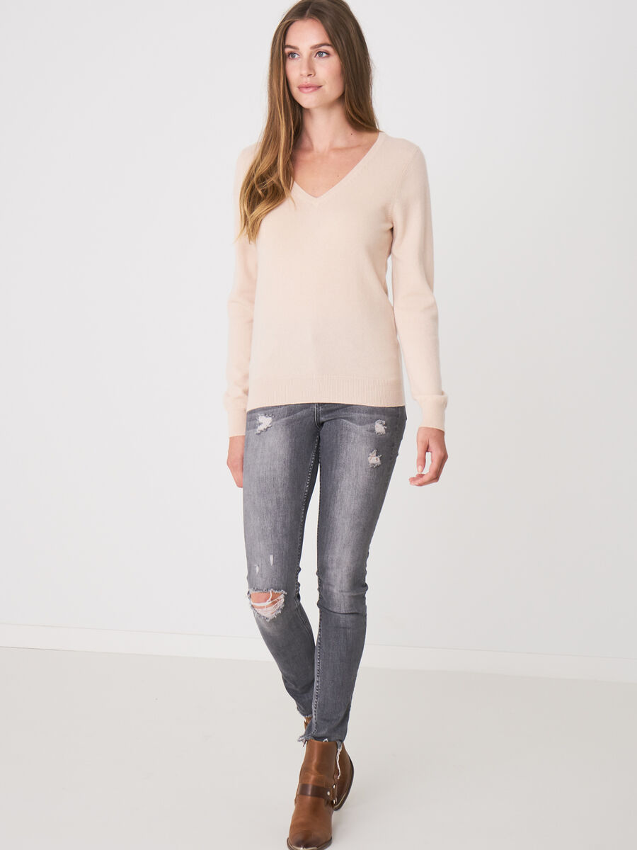 Basic organic cashmere v-neck jumper image number 99