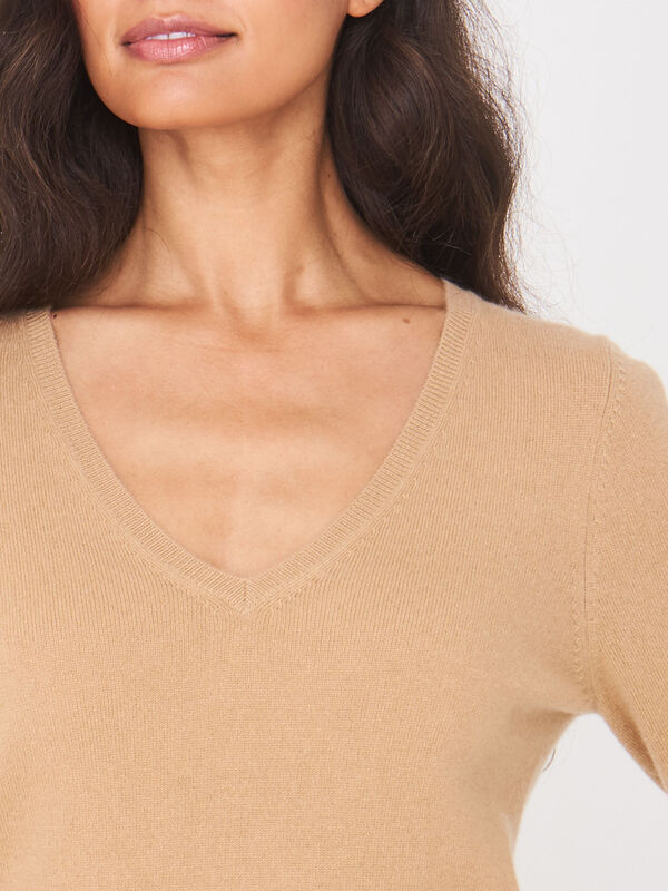 Basic organic cashmere v-neck jumper image number 2