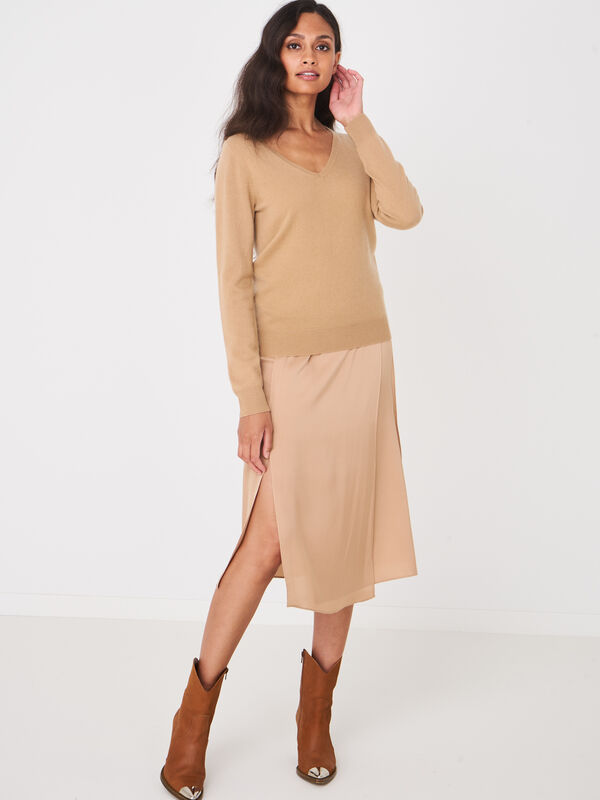 Basic organic cashmere v-neck jumper image number 3