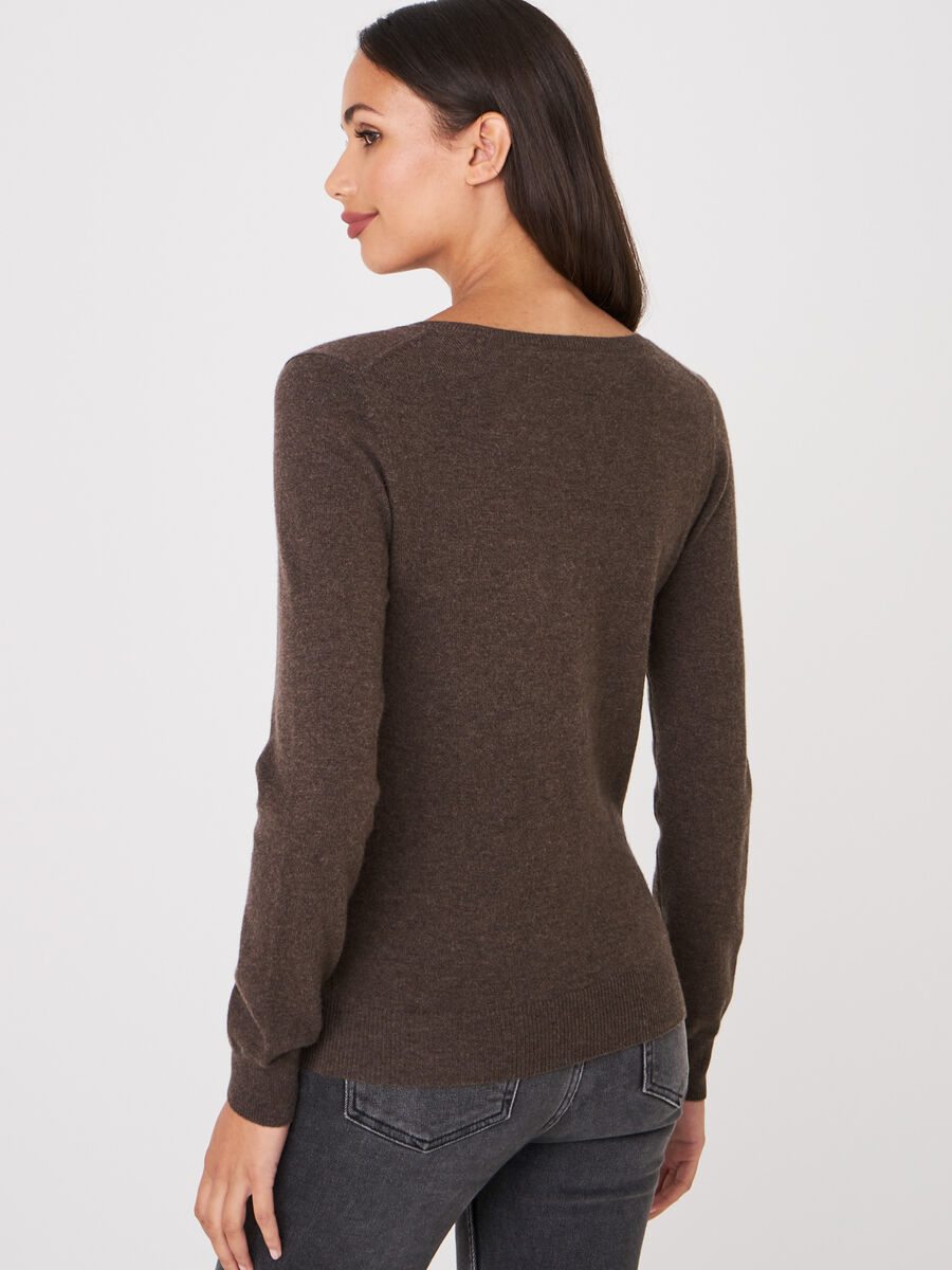 Basic organic cashmere v-neck jumper image number 105