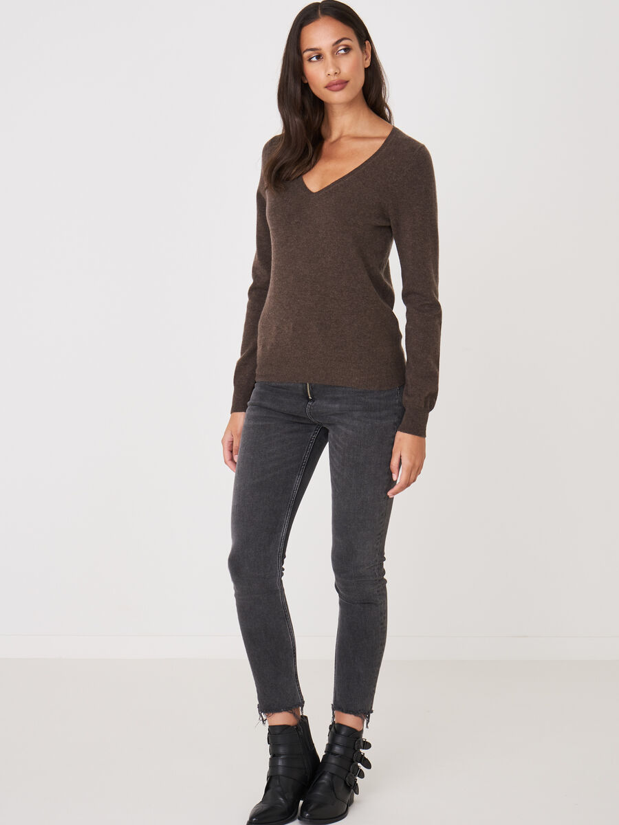 Basic organic cashmere v-neck jumper image number 107