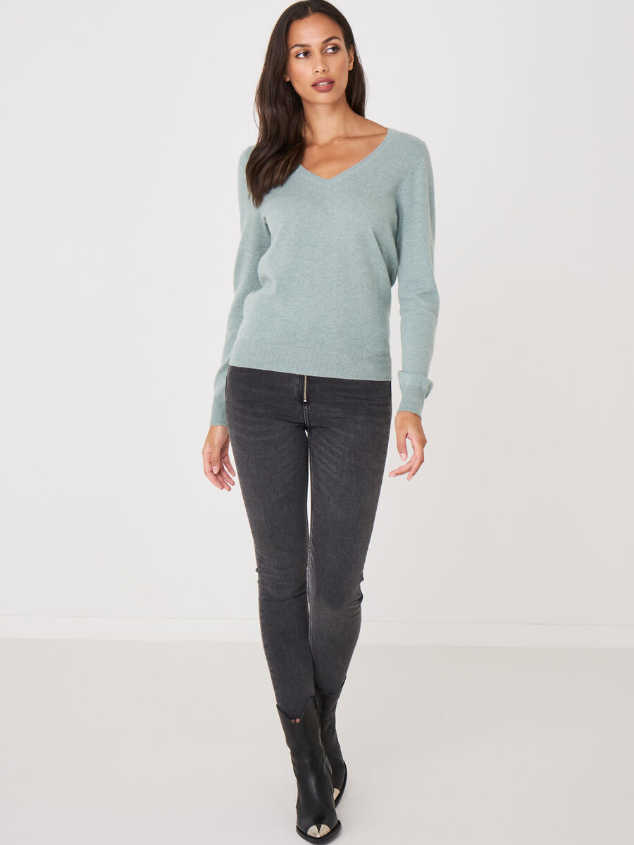 Basic organic cashmere v-neck jumper image number 111