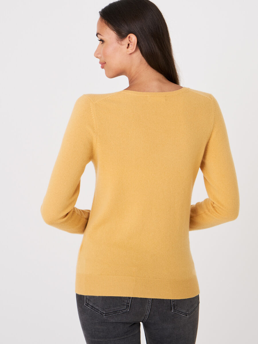 Basic organic cashmere v-neck jumper image number 117