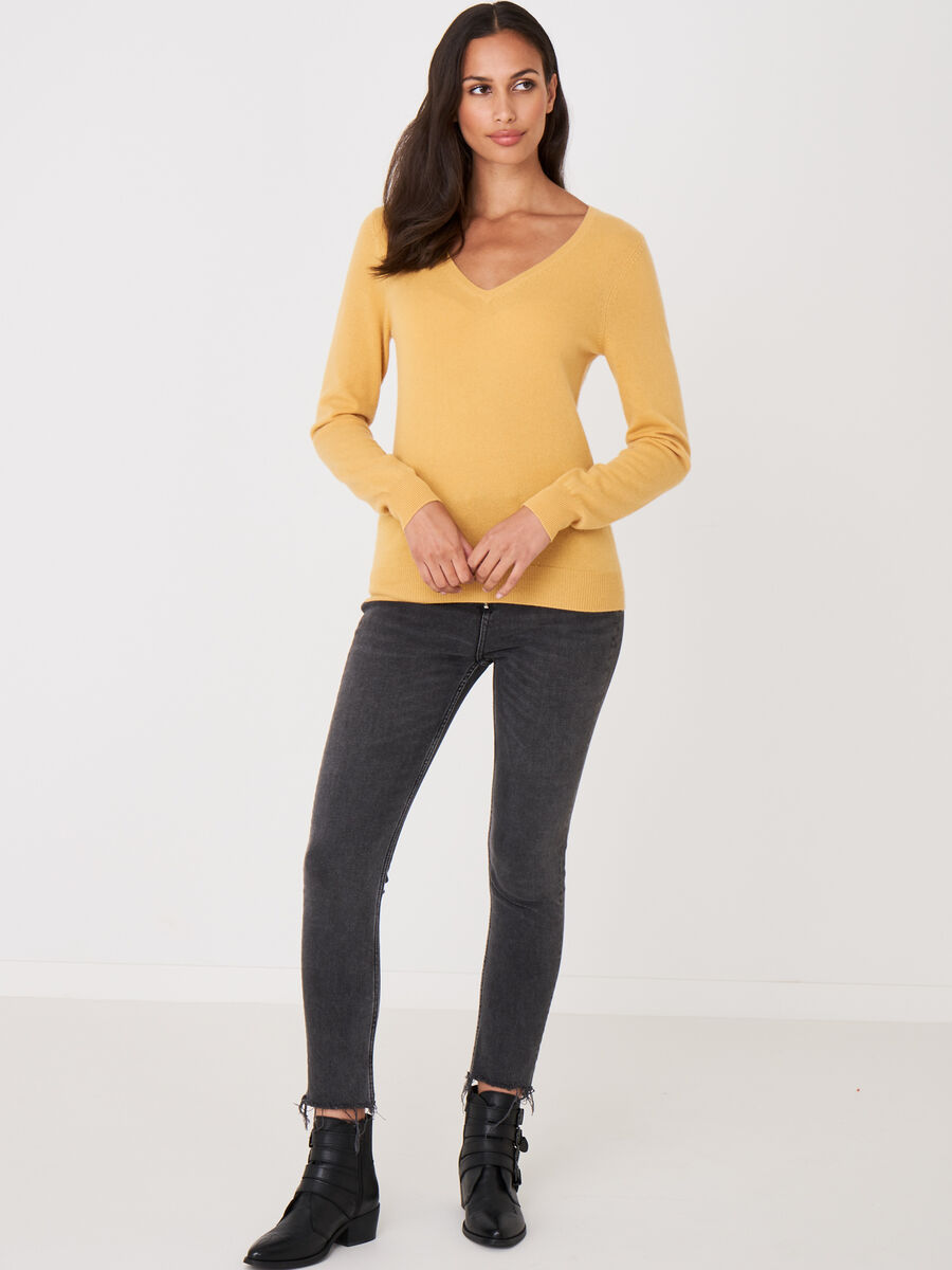 Basic organic cashmere v-neck jumper image number 119