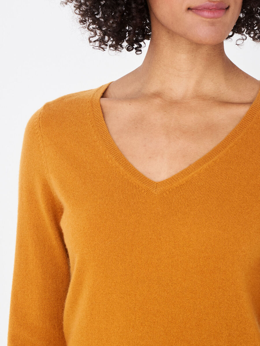 Basic organic cashmere v-neck jumper image number 122