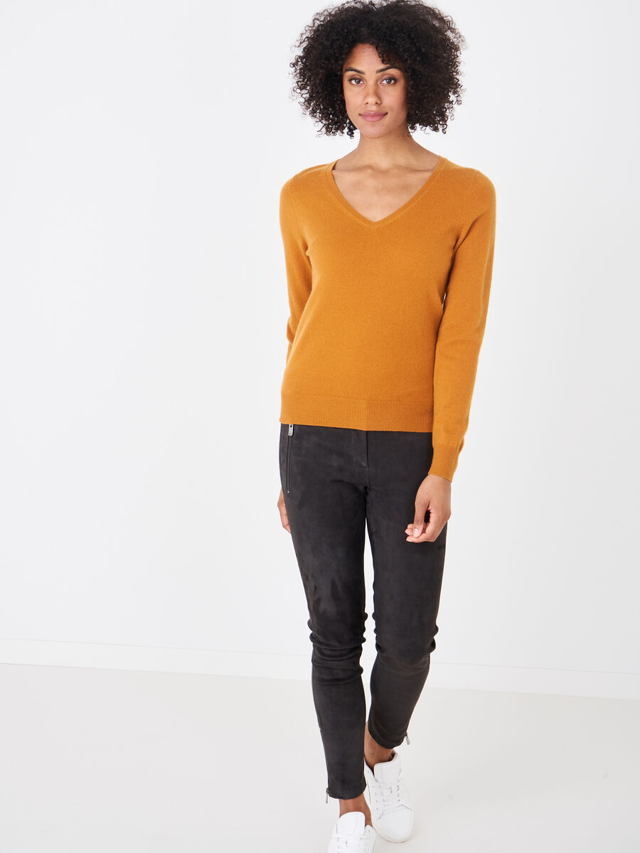 Basic organic cashmere v-neck jumper image number 123