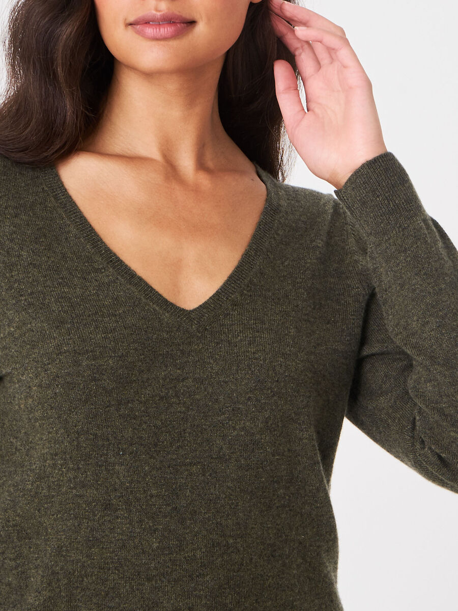 Basic organic cashmere v-neck jumper image number 134