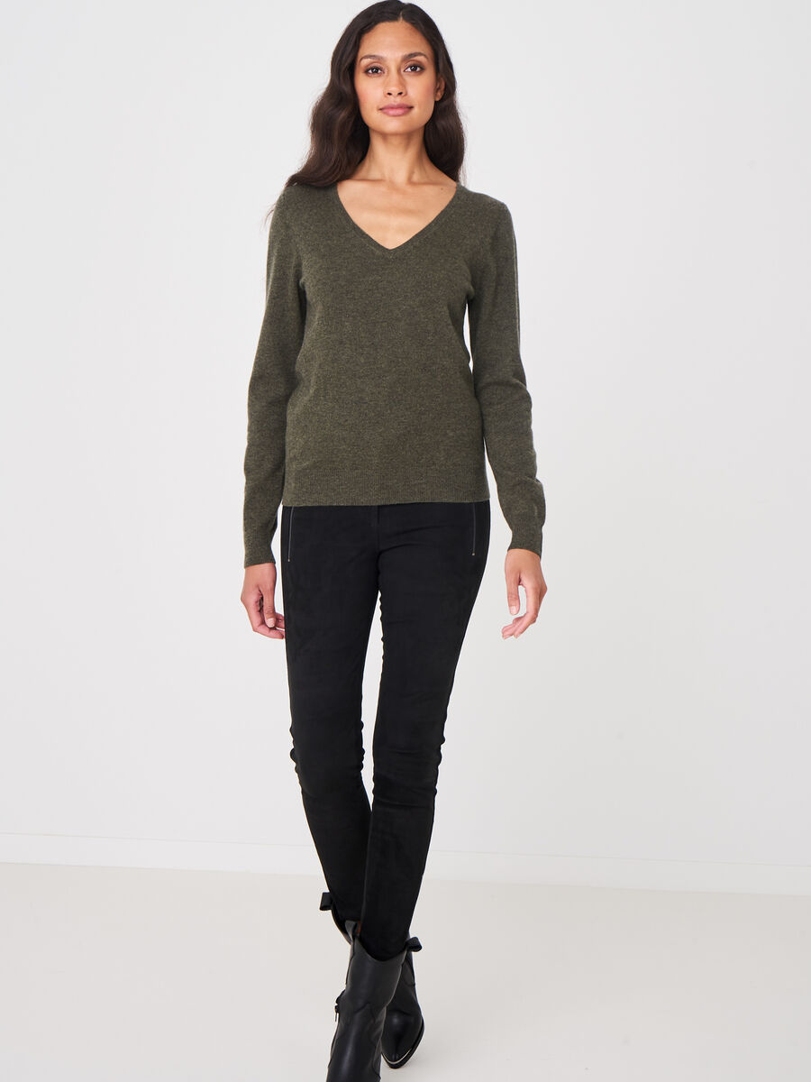 Basic organic cashmere v-neck jumper image number 135