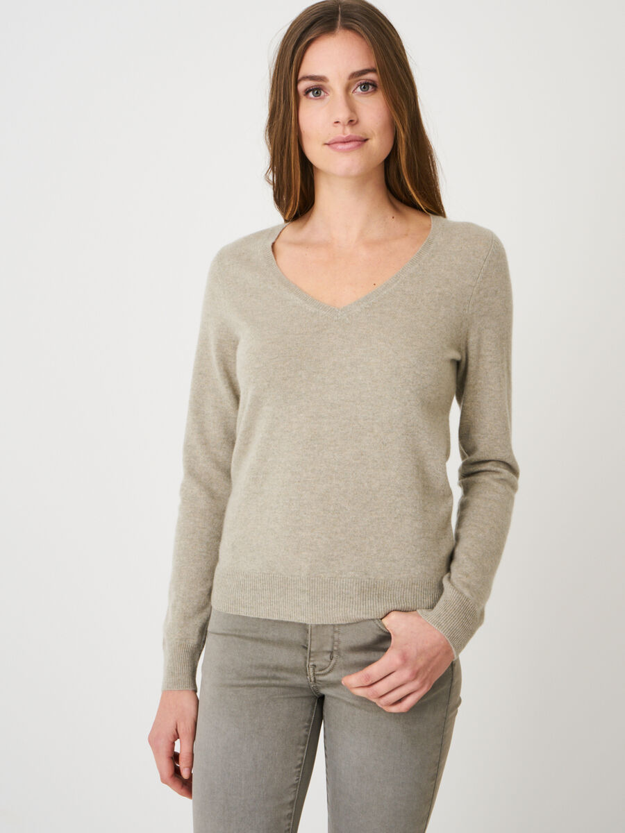 Basic organic cashmere v-neck jumper image number 136