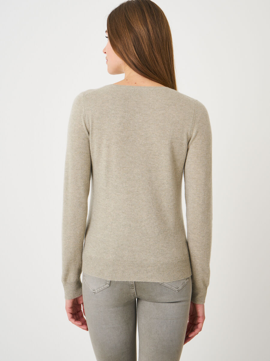 Basic organic cashmere v-neck jumper image number 137