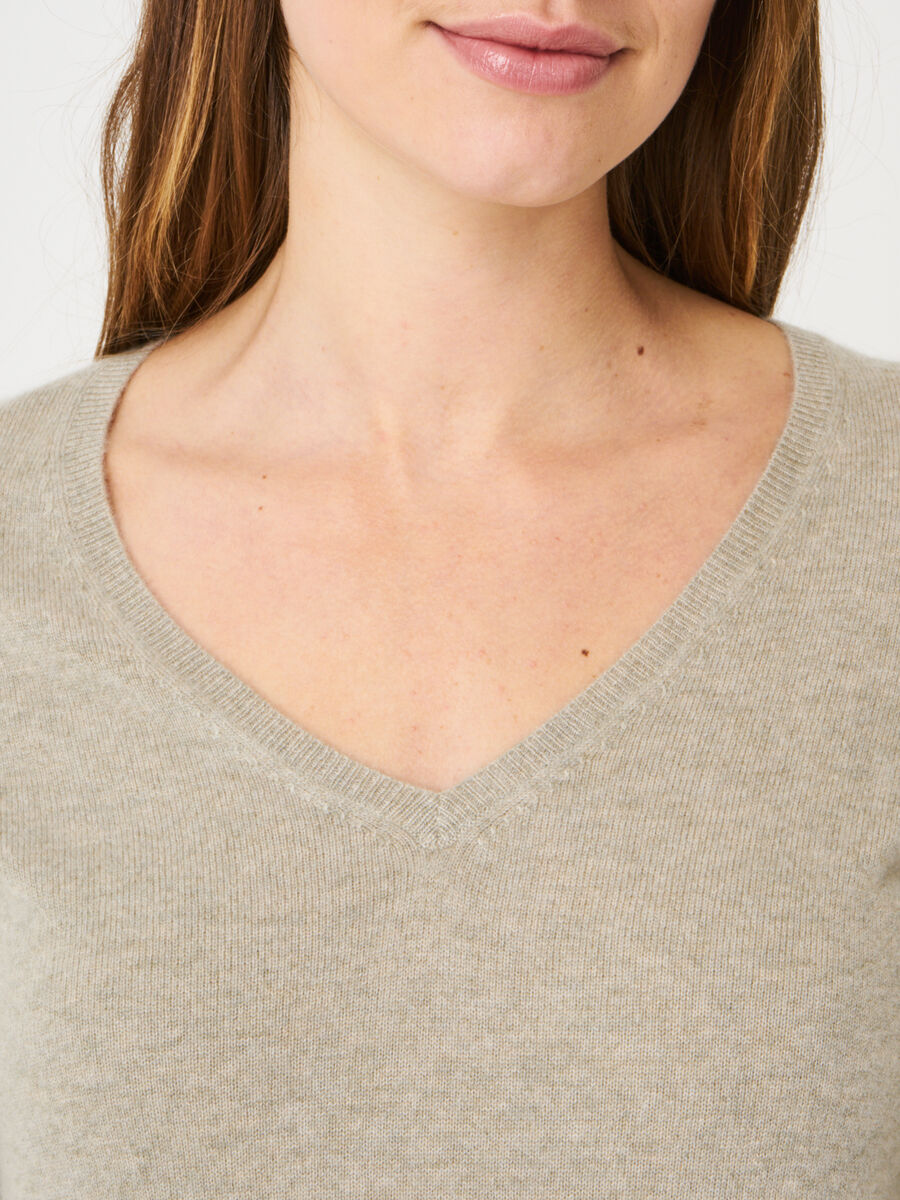 Basic organic cashmere v-neck jumper image number 138