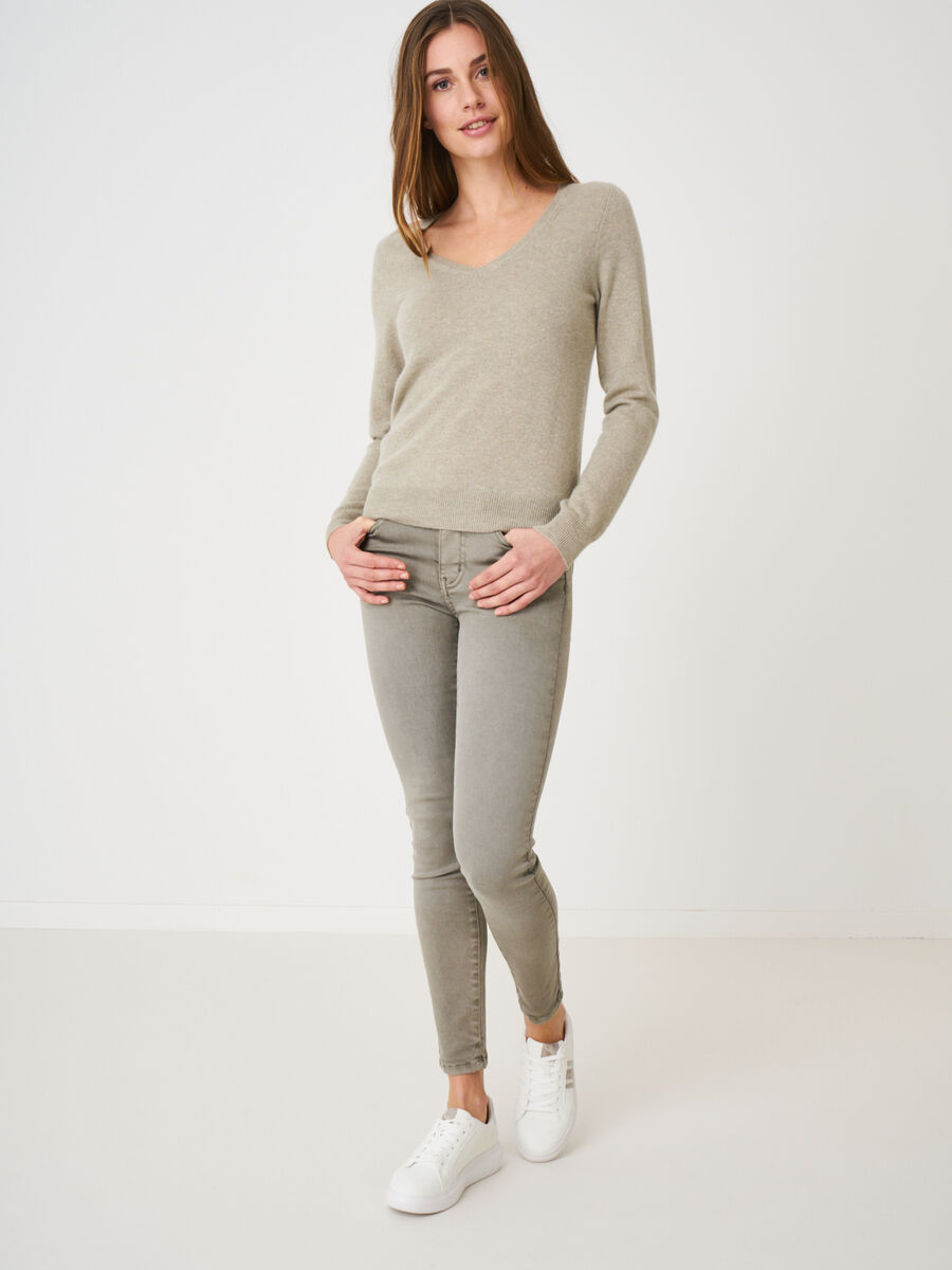 Basic organic cashmere v-neck jumper image number 139