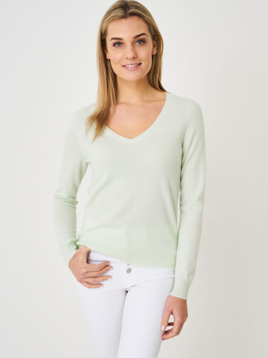 Basic organic cashmere v-neck jumper image number 144