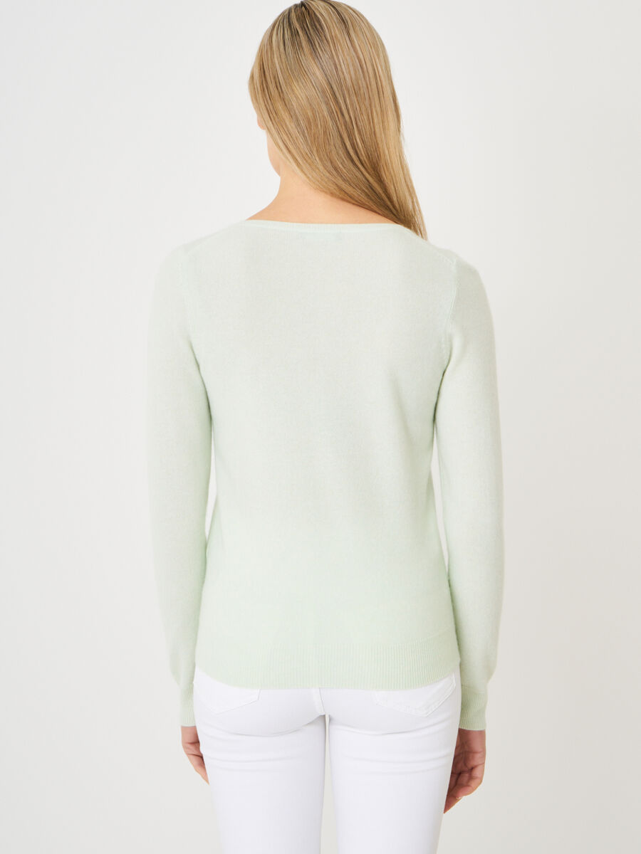 Basic organic cashmere v-neck jumper image number 145